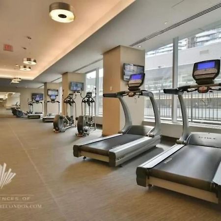 2-Bdrm And 1 Den 3 Bed Condo With 2 Bath - Walking Distance To Scotiabank Arena, Cn Tower, Union Station, Ripleys With Free Parking Toronto Exterior foto